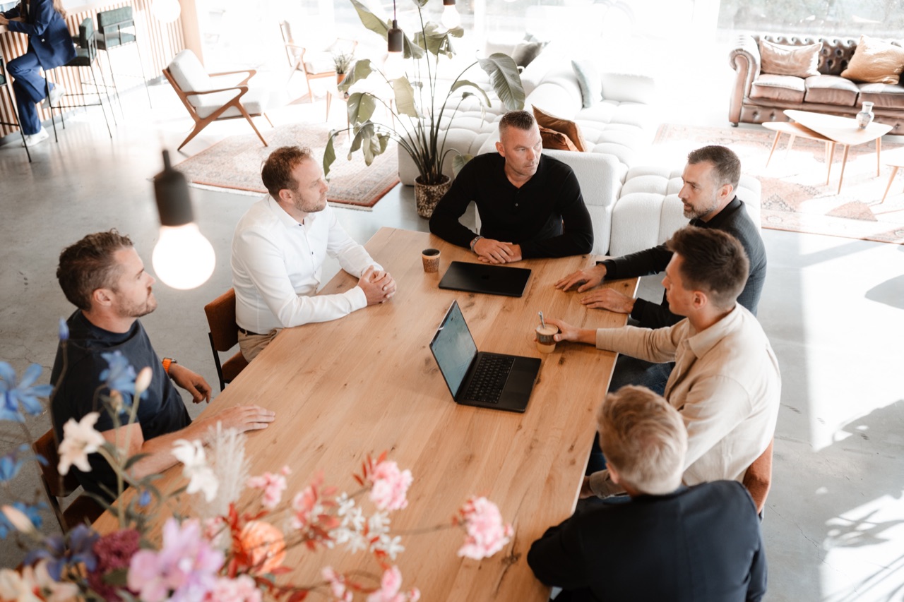 Skrepr-team bespreekt IT-scan resultaten aan de vergadertafel op Urk