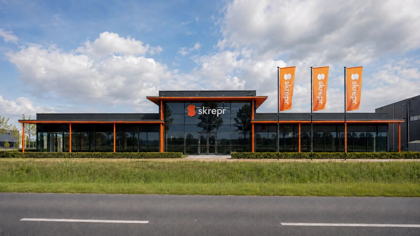 Skrepr aan Het Spijk op Urk, drie skrepr-vlaggen voor het pand